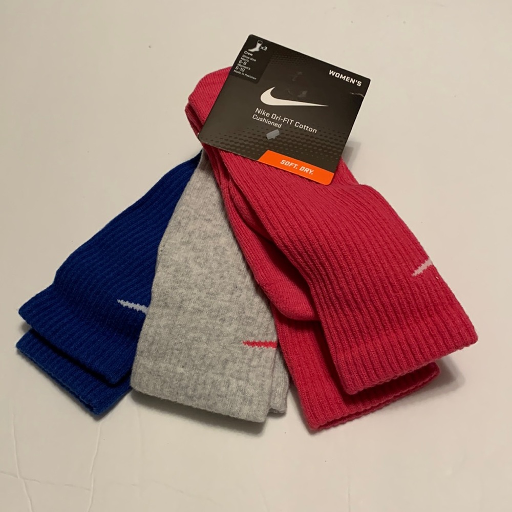 NWT WOMEN’S Nike Dri-Fit Cotton Crew Socks Size Medium
